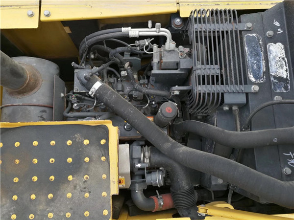 纯进口小松PC120-8二手挖机出售发动机